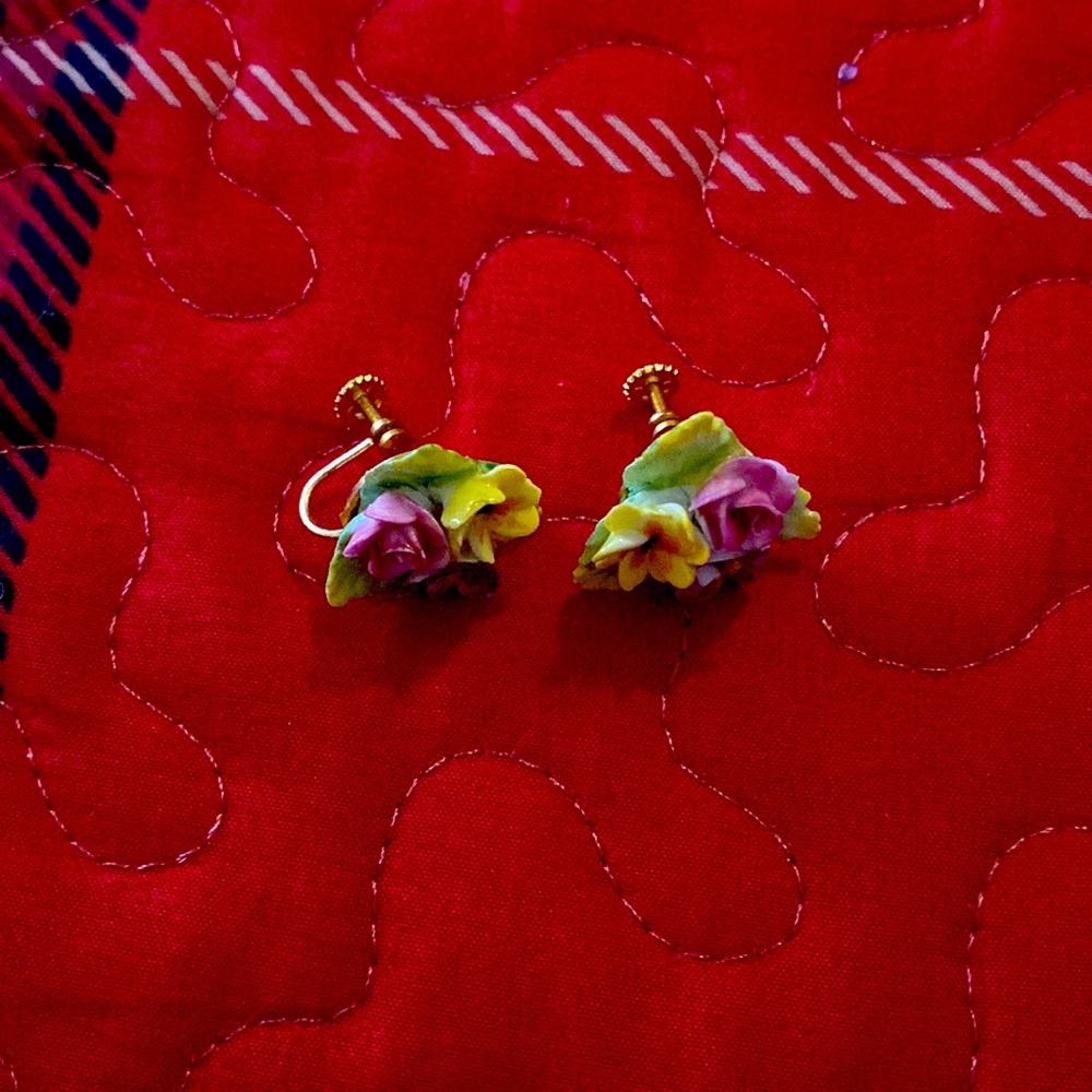 Vintage made in England. Porcelain screw on back earrings.